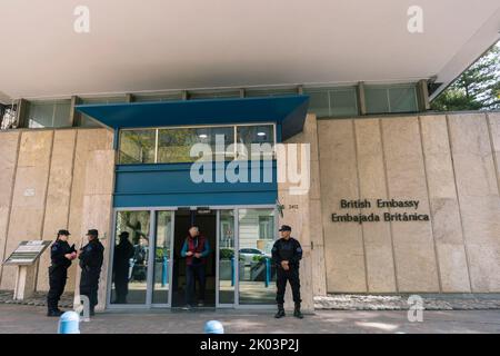 Buenos Aires, Argentina, 9th settembre 2022. Alla morte di sua Maestà la Regina Elisabetta II, l'Ambasciata britannica con la sua bandiera nel mezzo aprì persino il Libro delle condoglianze con accesso pubblico. Un uomo parte per firmare il Libro delle condoglianze. (Credit: Esteban Osorio/Alamy Live News) Foto Stock