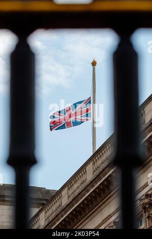 Buckingham Palace, Londra, Regno Unito. 9th settembre 2022. Dopo l'annuncio di ieri che la regina Elisabetta II, monarca britannico che regna da più tempo, era morta all'età di 96 anni a Balmoral, Scozia, la bandiera dell'Unione a Buckingham Palace è abbassata a metà albero. Amanda Rose/Alamy Live News Foto Stock