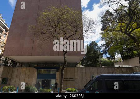 Buenos Aires, Argentina, 9th settembre 2022. Alla morte di sua Maestà la Regina Elisabetta II, l'Ambasciata britannica con la sua bandiera nel mezzo aprì persino il Libro delle condoglianze con accesso pubblico. (Credit: Esteban Osorio/Alamy Live News) Foto Stock