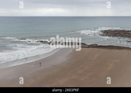 Itzurun Beach a Zumaia, Paesi Baschi, Spagna. Vista aerea. Foto Stock