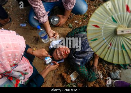 Dhaka, Dhaka, Bangladesh. 9th Set, 2022. I cercatori di lavoro bloccano l'intersezione di zona di Shahbagh che richiede il limite di età a 35 dall'estensione attuale 30 per i job.at di governo questo tempo la polizia li ha inseguiti e lathi-ha incaricato loro di disperdere themthem.almeno 20 cercatori di lavoro, donne comprese, sono stati feriti nell'azione della polizia. (Credit Image: © Abu Sufian Jewel/ZUMA Press Wire) Foto Stock