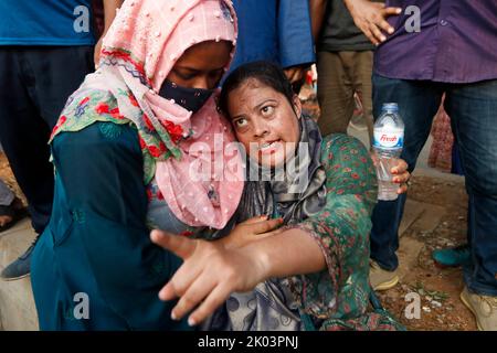 Dhaka, Dhaka, Bangladesh. 9th Set, 2022. I cercatori di lavoro bloccano l'intersezione di zona di Shahbagh che richiede il limite di età a 35 dall'estensione attuale 30 per i job.at di governo questo tempo la polizia li ha inseguiti e lathi-ha incaricato loro di disperdere themthem.almeno 20 cercatori di lavoro, donne comprese, sono stati feriti nell'azione della polizia. (Credit Image: © Abu Sufian Jewel/ZUMA Press Wire) Foto Stock