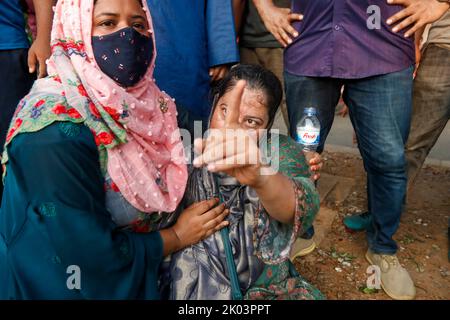 Dhaka, Dhaka, Bangladesh. 9th Set, 2022. I cercatori di lavoro bloccano l'intersezione di zona di Shahbagh che richiede il limite di età a 35 dall'estensione attuale 30 per i job.at di governo questo tempo la polizia li ha inseguiti e lathi-ha incaricato loro di disperdere themthem.almeno 20 cercatori di lavoro, donne comprese, sono stati feriti nell'azione della polizia. (Credit Image: © Abu Sufian Jewel/ZUMA Press Wire) Foto Stock