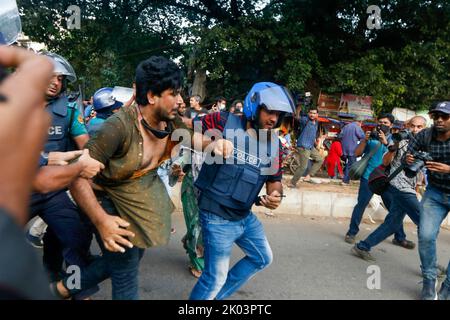 Dhaka, Dhaka, Bangladesh. 9th Set, 2022. I cercatori di lavoro bloccano l'intersezione di zona di Shahbagh che richiede il limite di età a 35 dall'estensione attuale 30 per i job.at di governo questo tempo la polizia li ha inseguiti e lathi-ha incaricato loro di disperdere themthem.almeno 20 cercatori di lavoro, donne comprese, sono stati feriti nell'azione della polizia. (Credit Image: © Abu Sufian Jewel/ZUMA Press Wire) Foto Stock