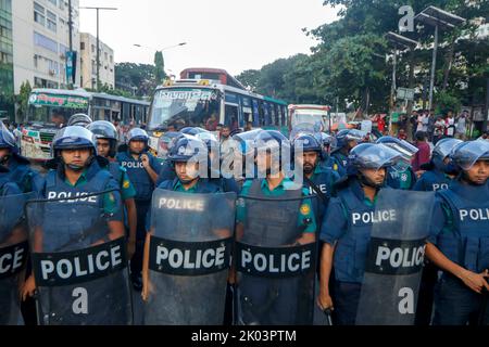 Dhaka, Dhaka, Bangladesh. 9th Set, 2022. I cercatori di lavoro bloccano l'intersezione di zona di Shahbagh che richiede il limite di età a 35 dall'estensione attuale 30 per i job.at di governo questo tempo la polizia li ha inseguiti e lathi-ha incaricato loro di disperdere themthem.almeno 20 cercatori di lavoro, donne comprese, sono stati feriti nell'azione della polizia. (Credit Image: © Abu Sufian Jewel/ZUMA Press Wire) Foto Stock