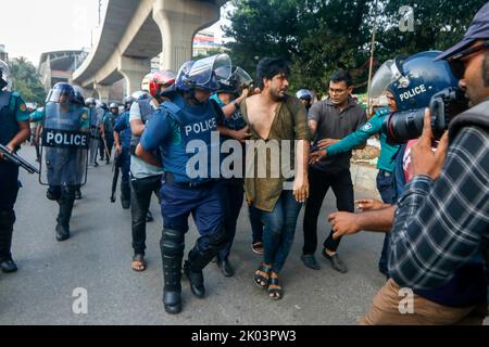 Dhaka, Dhaka, Bangladesh. 9th Set, 2022. I cercatori di lavoro bloccano l'intersezione di zona di Shahbagh che richiede il limite di età a 35 dall'estensione attuale 30 per i job.at di governo questo tempo la polizia li ha inseguiti e lathi-ha incaricato loro di disperdere themthem.almeno 20 cercatori di lavoro, donne comprese, sono stati feriti nell'azione della polizia. (Credit Image: © Abu Sufian Jewel/ZUMA Press Wire) Foto Stock