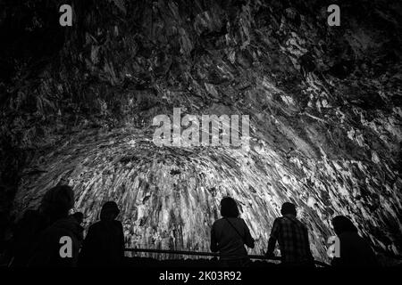 Grotta di Algar do Carvao sull'isola di Terceira, vacanza Azzorre in bianco e nero. Foto Stock