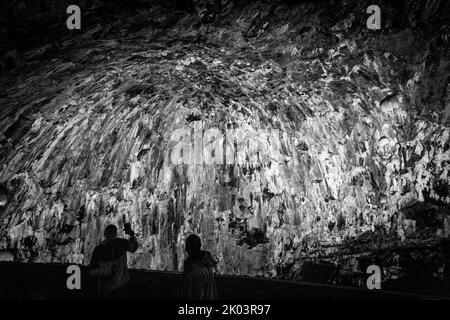 Grotta di Algar do Carvao sull'isola di Terceira, vacanza Azzorre in bianco e nero. Foto Stock