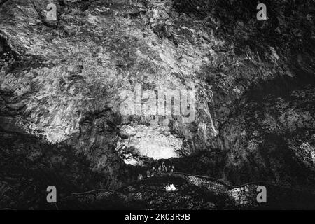 Grotta di Algar do Carvao sull'isola di Terceira, vacanza Azzorre in bianco e nero. Foto Stock