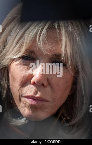 Marsiglia, Francia. 09th Set, 2022. Ritratto di Brigitte Macron visto durante l'evento la moglie del Presidente della Repubblica francese, la signora Brigitte Macron, ha inaugurato a Marsiglia la nuova unità di accoglienza pediatrica per i bambini a rischio (UAPED), progettata per fornire alle vittime di bambini un ambiente sicuro per parlare e ricevere cure. Questo servizio è integrato nel pronto soccorso dell'Ospedale la timone di Marsiglia. (Foto di Laurent Coust/SOPA Images/Sipa USA) Credit: Sipa USA/Alamy Live News Foto Stock