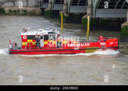 London Fire Brigade Fire Rescue vascello chiamato Tanner sul Tamigi passando sotto Westminster Bridge, Londra, Regno Unito. Barca di fuoco marina Foto Stock