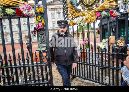 Londra Regno Unito. 9 settembre 2022. La sicurezza del cancello di Buckingham Palace apre per consentire l'ingresso al Palazzo. Tributi floreali fuori del Palazzo di Buckingham alla Regina Elisabetta II, Morto a 96 anni a Balmoral Scotland come il monarca britannico più longevo e sarà ceduto da suo figlio Re Carlo III .Photo Horst A. Friedrichs Alamy Live News Foto Stock