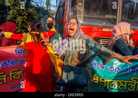 Dhaka, Dhaka, Bangladesh. 9th Set, 2022. I cercatori di lavoro bloccano l'intersezione di zona di Shahbagh che richiede il limite di età a 35 dall'estensione attuale 30 per i job.at di governo questo tempo la polizia li ha inseguiti e lathi-ha incaricato loro di disperdere themthem.almeno 20 cercatori di lavoro, donne comprese, sono stati feriti nell'azione della polizia. (Credit Image: © Abu Sufian Jewel/ZUMA Press Wire) Foto Stock