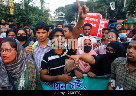 Dhaka, Dhaka, Bangladesh. 9th Set, 2022. I cercatori di lavoro bloccano l'intersezione di zona di Shahbagh che richiede il limite di età a 35 dall'estensione attuale 30 per i job.at di governo questo tempo la polizia li ha inseguiti e lathi-ha incaricato loro di disperdere themthem.almeno 20 cercatori di lavoro, donne comprese, sono stati feriti nell'azione della polizia. (Credit Image: © Abu Sufian Jewel/ZUMA Press Wire) Foto Stock