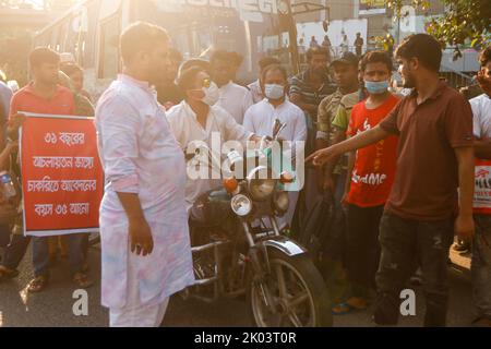 Dhaka, Dhaka, Bangladesh. 9th Set, 2022. I cercatori di lavoro bloccano l'intersezione di zona di Shahbagh che richiede il limite di età a 35 dall'estensione attuale 30 per i job.at di governo questo tempo la polizia li ha inseguiti e lathi-ha incaricato loro di disperdere themthem.almeno 20 cercatori di lavoro, donne comprese, sono stati feriti nell'azione della polizia. (Credit Image: © Abu Sufian Jewel/ZUMA Press Wire) Foto Stock