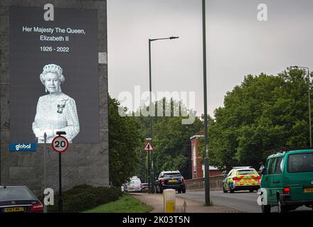 Londra Regno Unito. 9 settembre 2022. Un ritratto di sua Maestà la Regina Elisabetta II è esposto a A3 London Road in tributo come la nazione inizia un periodo di lutto di 10 giorni. La regina Elisabetta morì mercoledì 8 settembre, che il più lungo monarca britannico servente e sarà succeduto da suo figlio .Photo: Horst A. Friedrichs Alamy Live News Foto Stock