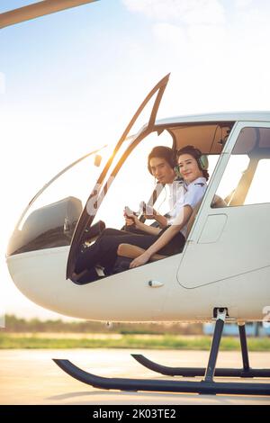 Piloti cinesi seduti in elicottero Foto Stock