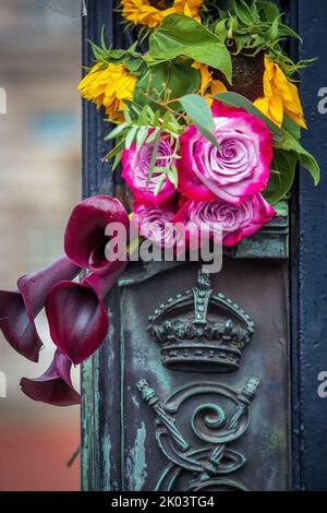 Londra, Regno Unito. 9th settembre 2022. I fan reali e i benestanti continuano a portare tributi floreali alle porte di Buckingham Palace dopo l'annuncio della morte di Elisabetta II, Regina del Regno Unito, che morì giovedì sera al Castello di Balmoral. Friedrichs Alamy Live News Foto Stock