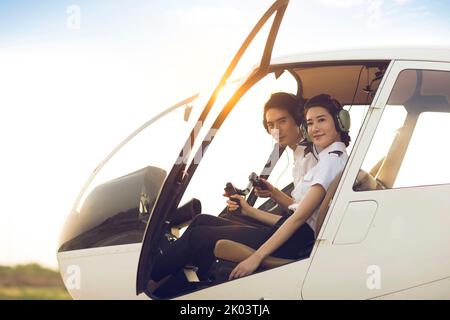 Piloti cinesi seduti in elicottero Foto Stock