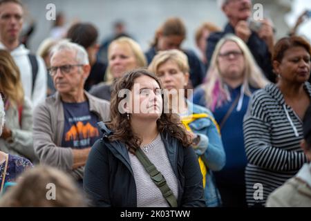 Londra, Regno Unito. 9th settembre 2022. Le persone si riuniscono fuori Buckingham Palace, Londra, dopo la morte della regina Elisabetta II di giovedì. Friedrichs Alamy Live News Foto Stock