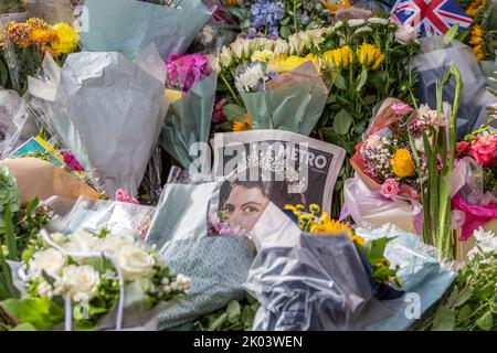 Londra, Regno Unito. 9th settembre 2022. I fan reali e i benestanti continuano a portare tributi floreali alle porte di Buckingham Palace dopo l'annuncio della morte di Elisabetta II, Regina del Regno Unito, che morì giovedì sera al Castello di Balmoral. Friedrichs Alamy Live News Foto Stock