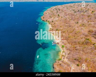 Popolari siti di immersione in oceano trasparente sull'isola di Menjangan, Bali. Vista aerea. Foto Stock