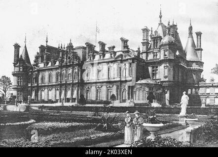 'Waddesdon Manor, la sede del Barone Ferdinand De Rothschild a cui la Regina ha appena fatto una visita', 1890. Da "The Graphic. Un quotidiano settimanale illustrato", Volume 41. Da gennaio a giugno, 1890. Foto Stock
