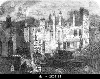 Resti del Whittington Club, dopo il fuoco, 1854. Conseguenze di un incendio londinese: '...la Whittington Club House, ex Crown and Anchor Tavern, che si estende da Arundel-Street a Milford-Lane, è stato posato in cenere...il fire...broke fuori nella cucina della Club House, a metà e cinque del mattino; E così veloce fu la diffusione delle fiamme, tanto poco da permettere il tempo per la fuga dei detenuti che dormivano nei locali...tutto quello che i servitori potevano fare era di effettuare una rapida uscita attraverso una delle finestre del parapetto, e, facendo il thecircuit della pietra che fa fronte al buildin Foto Stock