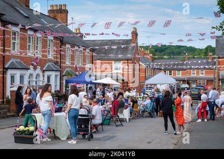 Una festa di strada tenuta per celebrare il Platinum Jubilee di sua Maestà la Regina Elisabetta II nel mezzo di case a schiera vittoriane a Henley-on-Thames, Foto Stock