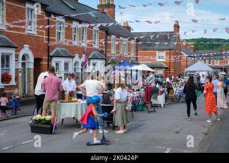 Una festa di strada tenuta per celebrare il Platinum Jubilee di sua Maestà la Regina Elisabetta II nel mezzo di case a schiera vittoriane a Henley-on-Thames, Foto Stock