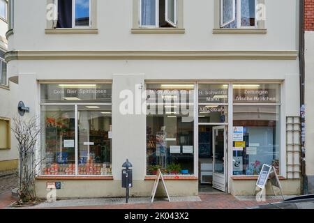 Città anseatica di Wismar, Meclemburgo-Pomerania occidentale, Germania, Europa, agosto 22, 2022: Vista esterna della finestra del mercato Schwartz. Foto Stock