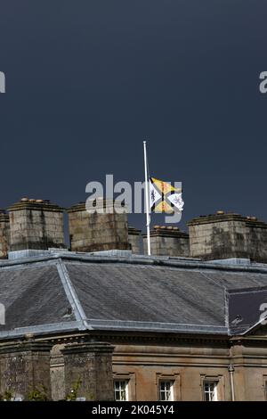 Dumfries House, Ayrshire, Scozia, Regno Unito. La maestosa casa salvata dal Princes Trust guidato da un consorzio dell'ex Principe di Galles, il Principe Carlo ora conosciuto come Re Carlo III dopo la morte della Regina Elisabetta II a Balmoral. La bandiera si flys a metà montante sulle parti superiori del tetto. Il principe Carlo partì da qui per andare a Balmoral dove sua madre passò via e divenne re Carlo III credito: Alister Firth / Alamy Live News Foto Stock