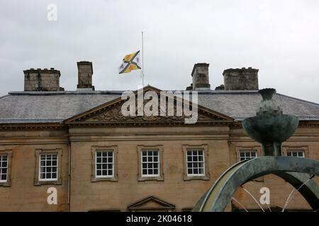 Dumfries House, Ayrshire, Scozia, Regno Unito. La maestosa casa salvata dal Princes Trust guidato da un consorzio dell'ex Principe di Galles, il Principe Carlo ora conosciuto come Re Carlo III dopo la morte della Regina Elisabetta II a Balmoral. La bandiera si flys a metà montante sulle parti superiori del tetto. Il principe Carlo partì da qui per andare a Balmoral dove sua madre passò via e divenne re Carlo III credito: Alister Firth / Alamy Live News Foto Stock