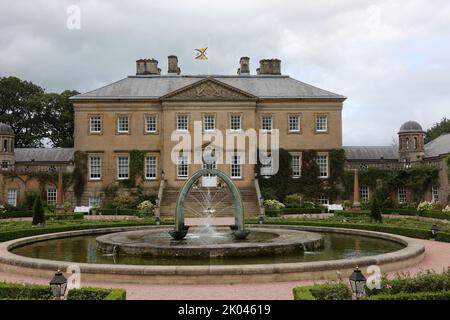 Dumfries House, Ayrshire, Scozia, Regno Unito. La maestosa casa salvata dal Princes Trust guidato da un consorzio dell'ex Principe di Galles, il Principe Carlo ora conosciuto come Re Carlo III dopo la morte della Regina Elisabetta II a Balmoral. La bandiera si flys a metà montante sulle parti superiori del tetto. Il principe Carlo partì da qui per andare a Balmoral dove sua madre passò via e divenne re Carlo III credito: Alister Firth / Alamy Live News Foto Stock