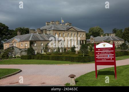 Dumfries House, Ayrshire, Scozia, Regno Unito. La maestosa casa salvata dal Princes Trust guidato da un consorzio dell'ex Principe di Galles, il Principe Carlo ora conosciuto come Re Carlo III dopo la morte della Regina Elisabetta II a Balmoral. La bandiera si flys a metà montante sulle parti superiori del tetto. Il principe Carlo partì da qui per andare a Balmoral dove sua madre passò via e divenne re Carlo III credito: Alister Firth / Alamy Live News Foto Stock