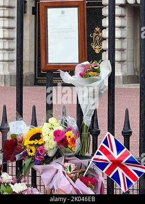 Londra, Regno Unito. 9th settembre 2022. Un avviso sulle porte di Buckingham Palace annuncia la morte della regina Elisabetta II Credit: Sarah Peters/Alamy Live News Foto Stock