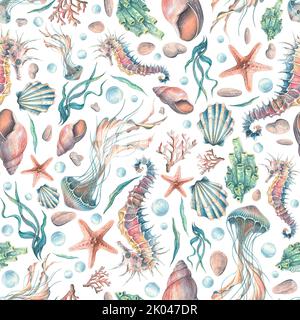 Conchiglie, stelle marine, cavallucci marini e meduse, coralli e bolle. Illustrazione con acquerello su sfondo bianco. Ripetizione senza giunture. Per tessuto Foto Stock