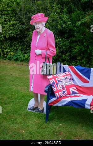 Un taglio di cartone salvagente di sua Maestà la Regina Elisabetta II durante Una festa di Platinum Jublee Foto Stock