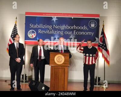 Visita del Segretario Shaun Donovan a Columbus, Ohio, per l'annuncio di una sovvenzione HUD di $175 milioni di dollari allo stato dell'Ohio nel quadro del programma di stabilizzazione di vicinato finanziato dal Recovery Act. Alla conferenza stampa si è Unito il Segretario Donovan, il Senatore dell'Ohio Sherrod Brown, tra gli altri dignitari dell'Ohio. Foto Stock