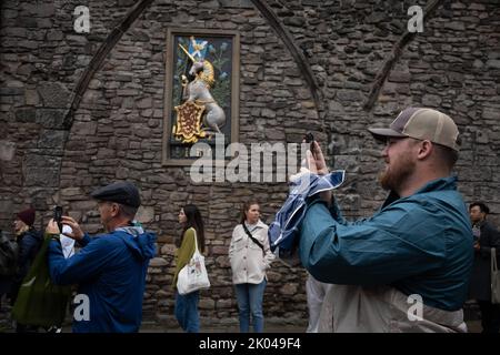 Edimburgo, Scozia, 9 settembre 2022. I visitatori del Palazzo di Holyroodhouse scattano fotografie e depongono fiori come segno di rispetto per sua Maestà la Regina Elisabetta II, morta a 96 anni, a Edimburgo, in Scozia, il 9 settembre 2022. Photo credit: Jeremy Sutton-Hibbert/ Alamy Live news. Foto Stock