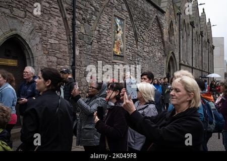 Edimburgo, Scozia, 9 settembre 2022. I visitatori del Palazzo di Holyroodhouse scattano fotografie e depongono fiori come segno di rispetto per sua Maestà la Regina Elisabetta II, morta a 96 anni, a Edimburgo, in Scozia, il 9 settembre 2022. Photo credit: Jeremy Sutton-Hibbert/ Alamy Live news. Foto Stock