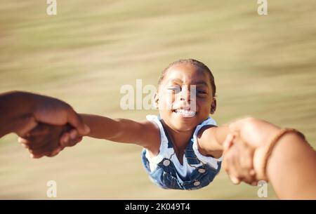 POV, madre ragazza che gira e tenendo le mani al parco, in natura o all'aperto. Infanzia, parenting e divertimento con il punto di vista del sostegno del genitore africano Foto Stock
