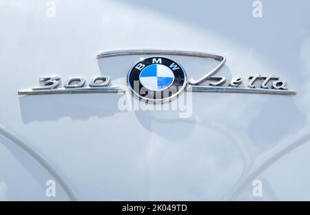 Berlino, Germania, 2 settembre 2022, logo BMW cromato con scritta stilizzata della 'Isetta-300' sul pannello frontale verniciato di bianco Foto Stock