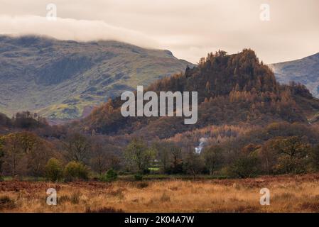 Splendido paesaggio autunnale immagine dell'alba guardando verso Borrowdale Valley da Derwentwater nel Lake District con nebbia che si estende attraverso il paesaggio Foto Stock