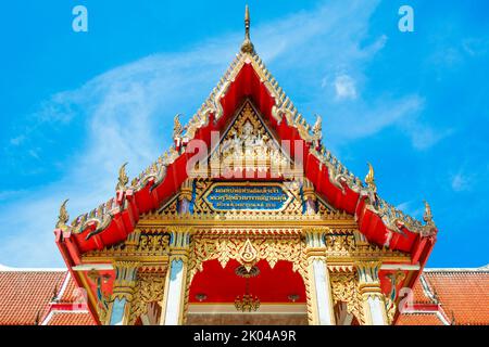 Phuket, Thailandia - 22 febbraio 2022: Vista dettagliata del tetto della pagoda presso il più grande tempio buddista di Phuket Wat Chalong Foto Stock