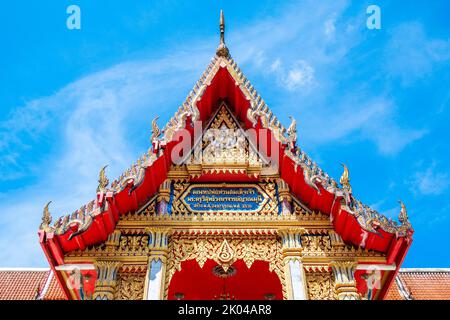 Phuket, Thailandia - 22 febbraio 2022: Vista dettagliata del tetto della pagoda presso il più grande tempio buddista di Phuket Wat Chalong Foto Stock