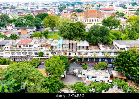 Vista panoramica della città di Bangkok, Thailandia. Paesaggio urbano di edifici residenziali in primo piano, templi, grattacieli ed edifici moderni in lontano. Albero fresco Foto Stock