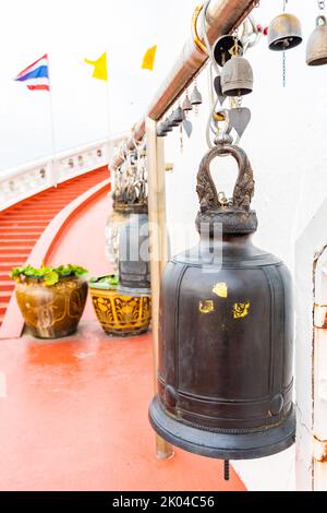 Campane in cima al tempio di Wat Saket (Monte d'Oro) a Bangkok, Thailandia. Le campane religiose sono simbolo buddista della religione. Famosa destinazione turistica. Foto Stock