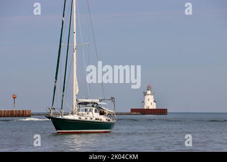 Una barca a vela Swan che passa dal porto di Cleveland al Faro di West Pierhead. Foto Stock