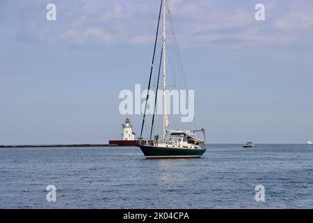 Una barca a vela Swan che passa dal porto di Cleveland al Faro di West Pierhead. Foto Stock